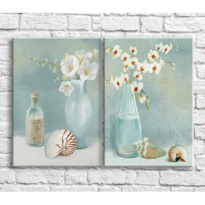 Pictură ArtPoster White flowers in vases and seashells on a Pale/Blue background (3467842)